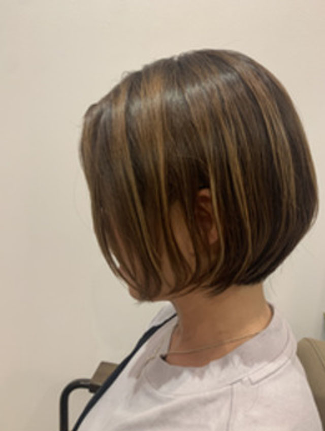 ボブの下は…。